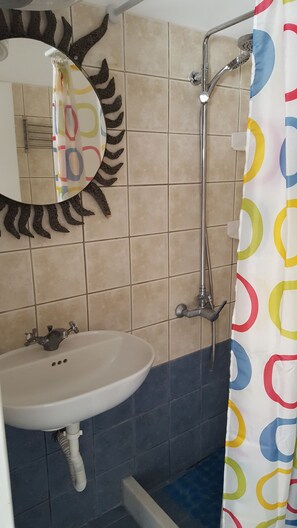 Duschwanne, Haartrockner, Handtücher, Toilettenpapier