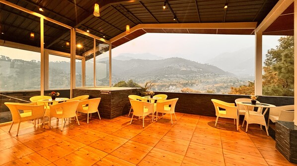 Outdoor dining - Justa Palampur Resort & Convention Centre (Palampur)