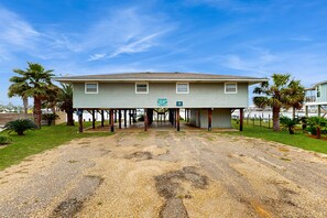 Property grounds - Bay-Facing Island Gem w/ Free WiFi, AC, Full Kitchen, & Great Location - Dogs OK (Dauphin Island)