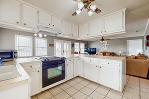 Fridge, microwave, oven, stovetop - Bay-Facing Island Gem w/ Free WiFi, AC, Full Kitchen, & Great Location - Dogs OK (Dauphin Island)