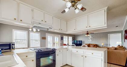 Bay-Facing Island Gem w/ Free WiFi, AC, Full Kitchen, & Great Location - Dogs OK