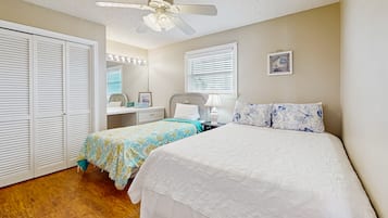 3 bedrooms, iron/ironing board, internet, bed sheets