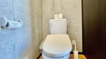 Secador de cabelo, chinelos, vasos sanitários com bidê eletrônico