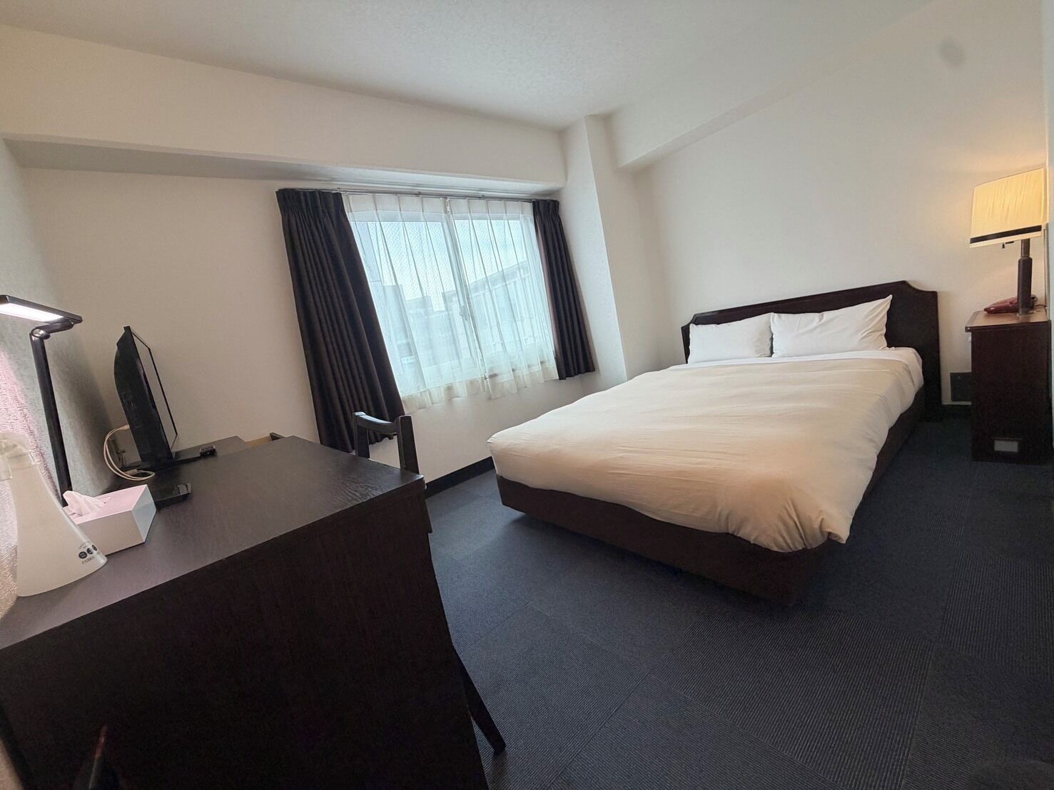 Een bureau, verduisterende gordijnen, gratis wifi, beddengoed