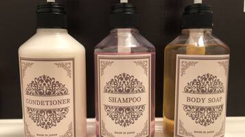 バスアメニティ (無料)、ヘアドライヤー、スリッパ、洗浄機付トイレ