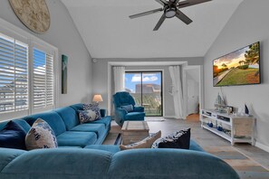 TV - 3rd Floor Condo w/Ocean Views - Steps to the beach and Short Drive to Dining/Shops CR 301 (Surfside Beach)