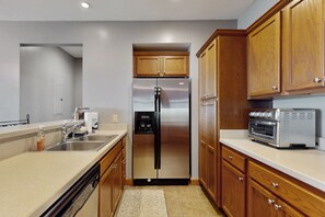 Fridge, microwave, oven, stovetop - Sugar Mountain Condo Near Ski Resort w/Free WiFi, AC, Fireplace, Balcony, & W/D (Sugar Mountain)