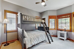 2 bedrooms, iron/ironing board, Internet, bed sheets