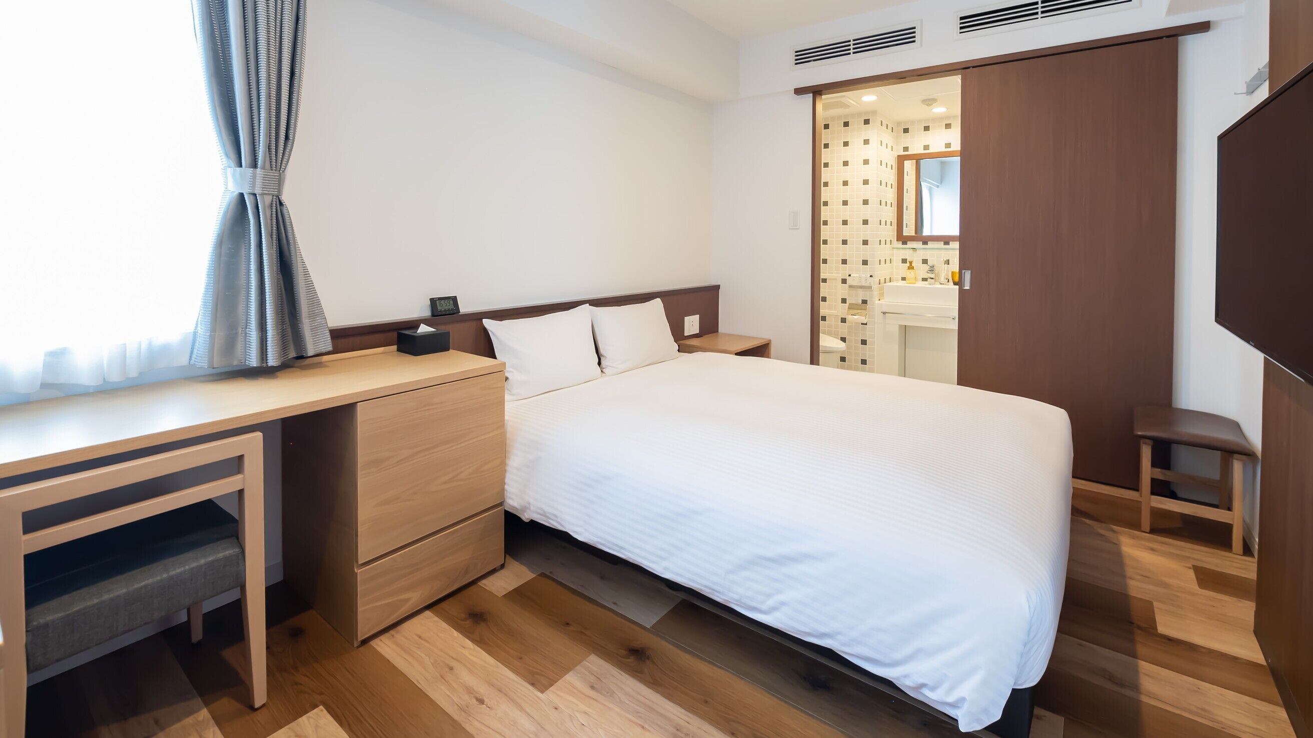 Down duvets, in-room safe, desk, blackout curtains