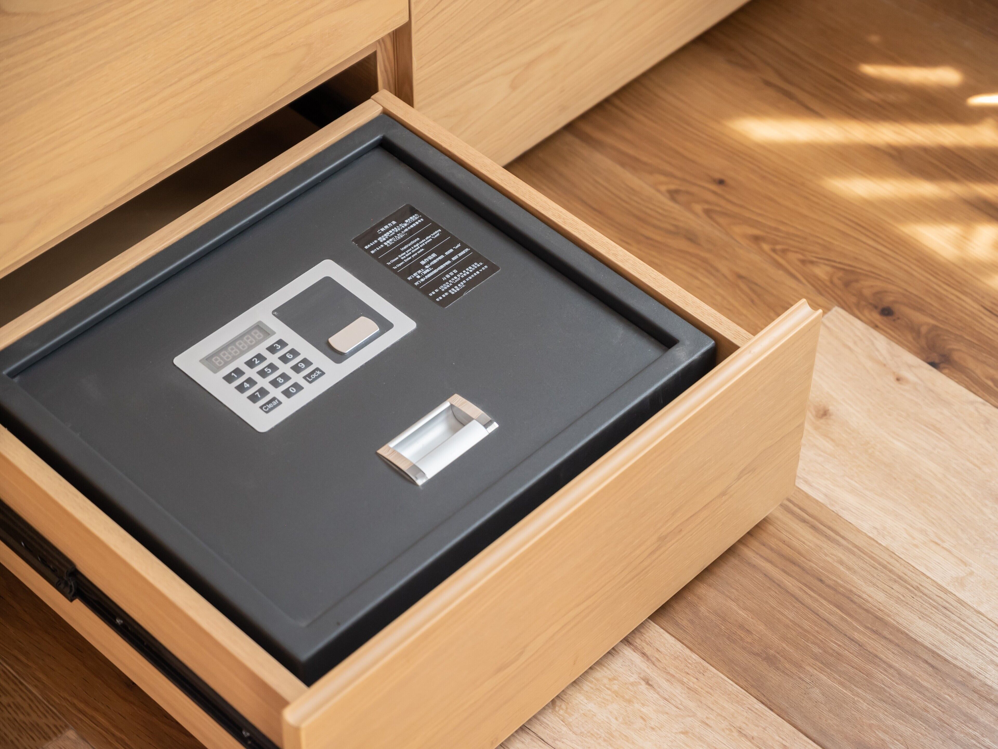 Una caja de seguridad de madera con teclado y cerradura metálica.