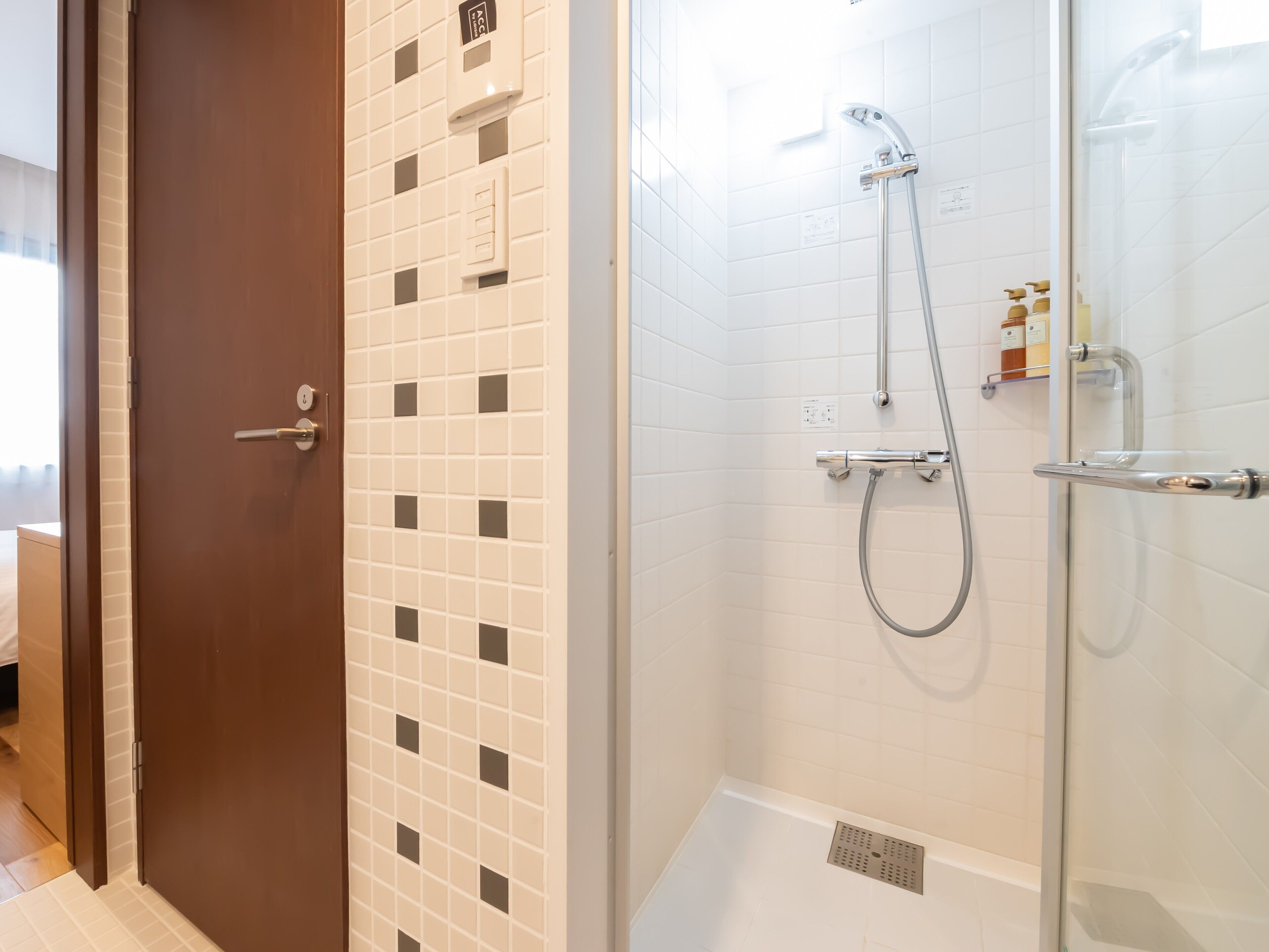 Une salle de bain avec une douche, des toilettes et un lavabo.