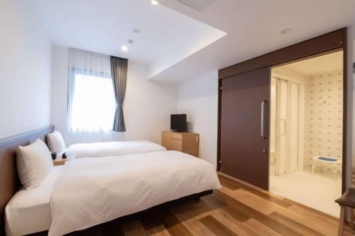 Down comforters, in-room safe, desk, blackout drapes