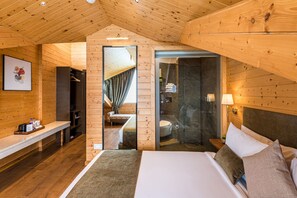 Attic Kanchenjunga View Room | Premium bedding, individually furnished, desk, soundproofing - Udaan Himalayan Suites and Spa (Darjeeling)