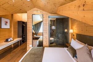 Ropa de cama de alta calidad, muebles diferentes y escritorio 