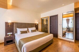 Ropa de cama de alta calidad, muebles diferentes y escritorio