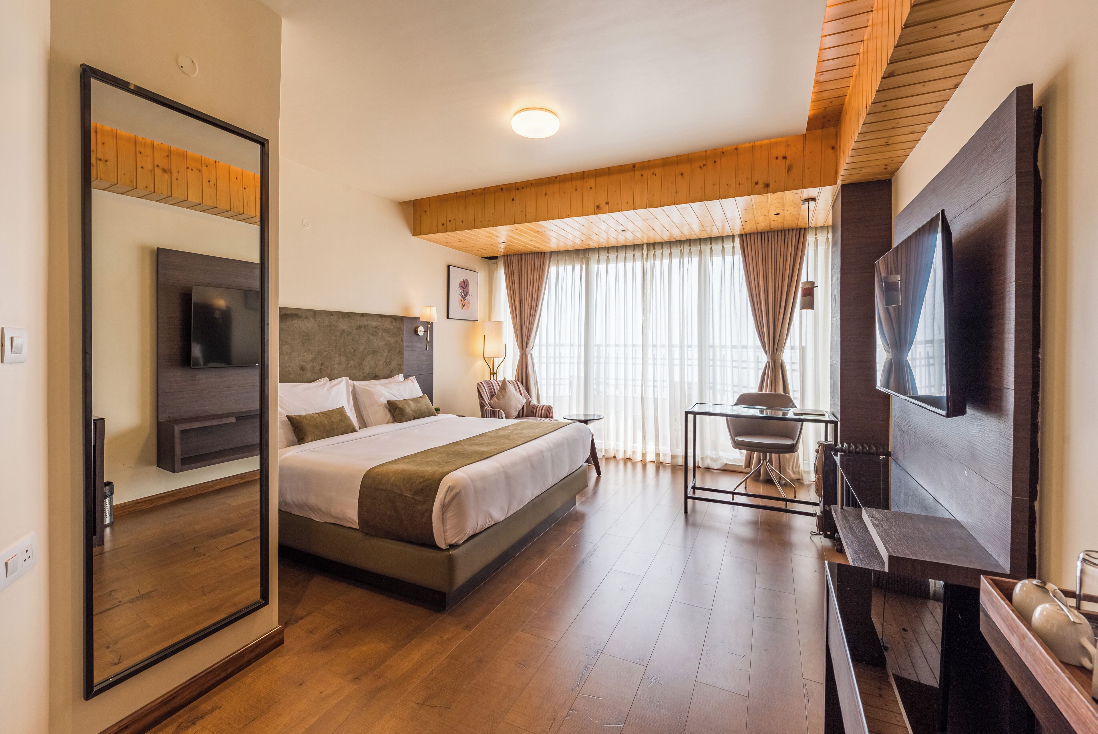 Premium Valley View with Balcony | 高档床上用品、特色家居、办公桌、隔音
