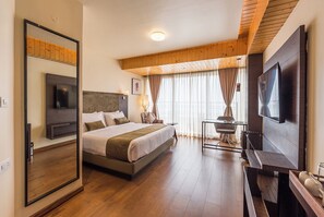Premium Valley View with Balcony | Ropa de cama de alta calidad, muebles diferentes y escritorio 