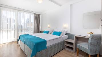 Standard twin room with extra bed | Työpöytä, ilmaiset vauvansängyt, ilmainen Wi-Fi, vuodevaatteet
