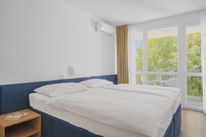 Standard twin room with 2 extra beds | Escritorio, cunas gratuitas, wifi gratis y ropa de cama 