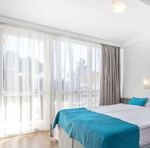 Escritorio, cunas gratuitas, wifi gratis y ropa de cama 