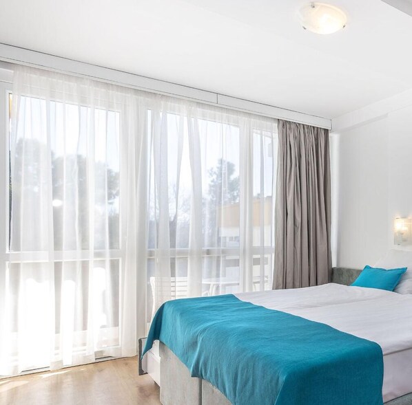 Schreibtisch, kostenlose Babybetten, kostenloses WLAN, Bettwäsche