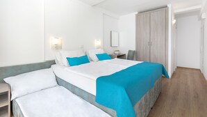A modern hotel room with a large bed, bedside tables, and a wardrobe. - Annex Slaven (Crikvenica)