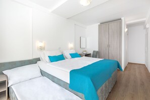 Kahden hengen standard-huone (kaksi sänkyä) | Työpöytä, ilmaiset vauvansängyt, ilmainen Wi-Fi, vuodevaatteet