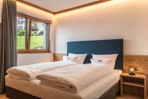 2 bedrooms, iron/ironing board, free WiFi, bed sheets - Apartment 'Lara Siela' with Mountain View, Private Terrace and Wi-Fi (St. Ulrich)