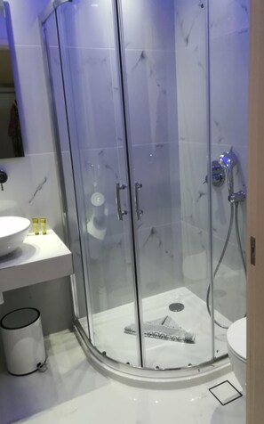Bathroom - Europa Resort Hotel (Mylopotamos)