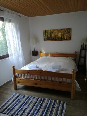 3 bedrooms, travel cot, WiFi, bed sheets