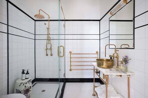 Bathtub, free toiletries, hair dryer