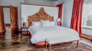 6 bedrooms, desk, iron/ironing board, WiFi