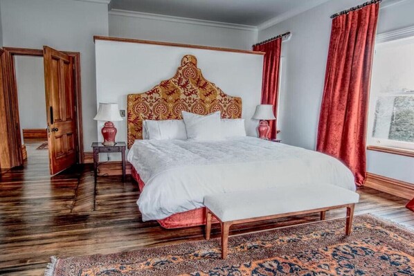 6 habitaciones, escritorio, tabla de planchar con plancha y wifi 