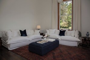 Televisión, chimenea, tenis de mesa y libros 