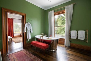 Tina, amenidades de baño gratuitas, secadora de cabello