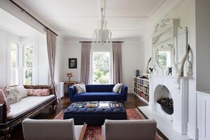 Televisión, chimenea, tenis de mesa y libros 