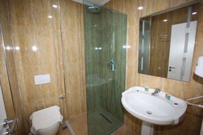 Double Room | Bathroom | Shower, free toiletries, towels - Nika Hotel (Sarandë)