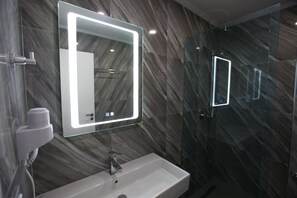 Triple Room, Balcony | Bathroom | Shower, free toiletries, towels - Nika Hotel (Sarandë)