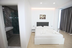 Desk, free WiFi, bed sheets - Nika Hotel (Sarandë)