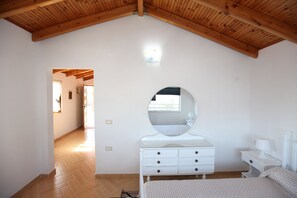 1 bedroom, desk, free WiFi, bed sheets