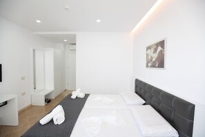 Desk, free WiFi, bed sheets - Nika Hotel (Sarandë)