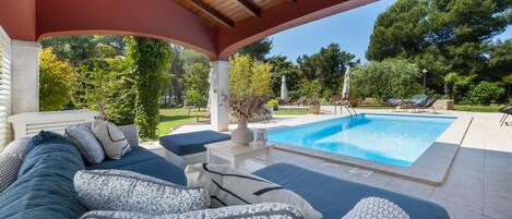 Una piscina al aire libre de temporada