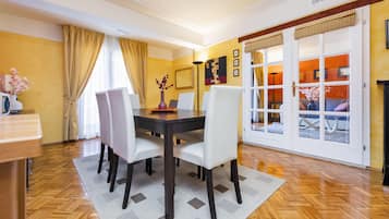 Apartment, Multiple Beds, Balcony | Living area