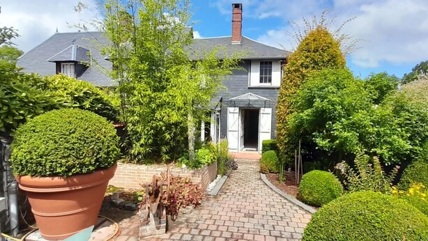 A house with a brick pathway leading to the entrance, surrounded by various green plants and trees. - Tara, guest studio in the countryside with kitchenette (Saint Sylvestre de Cormeilles)