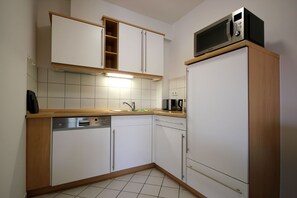 Køleskab, mikrobølgeovn, opvaskemaskine, kaffe-/temaskine