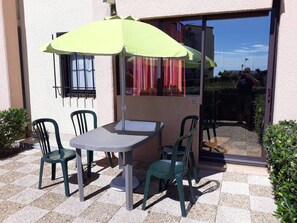 Outdoor dining - T2 Cabin Apartment sleeps 4, terrace, parking, near beach (Le Barcarès)