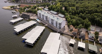 Newport 1 - Impressive 4 Bdrm Lakefront Condo
