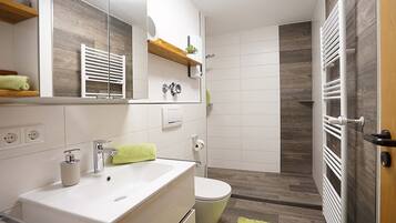 Badewanne, Haartrockner, Seife, Toilettenpapier