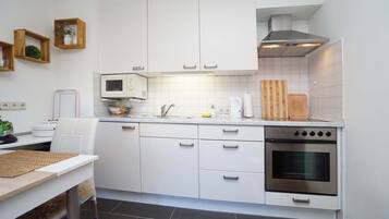 Fridge, stovetop, coffee/tea maker, electric kettle