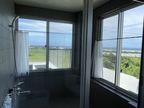 Hus - icke-rökare (Private Vacation Home) | Badrum | Dusch, gratis toalettartiklar, hårtork och handdukar